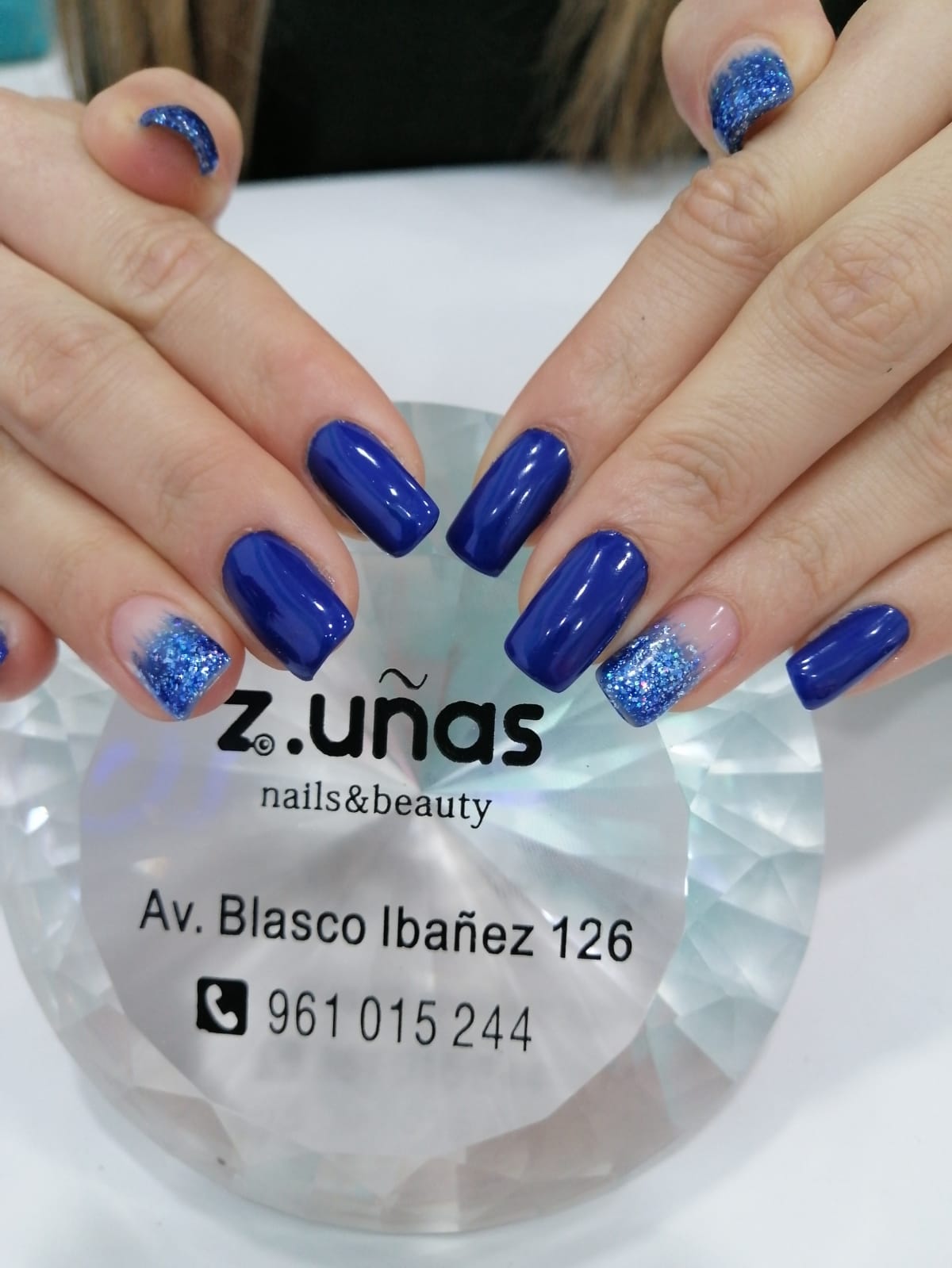 Uñas de color azul clásico, un acierto para este 2020